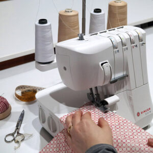 Taller temático de The Crafty Room para aprender a usar la remalladora o overlock